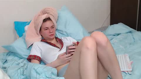 Snapshot of leila_bambi chatting on February 13, 10:43 pm leila_bambi online show from February 13, 10:43 pm