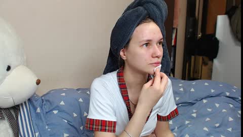 Snapshot of leila_bambi_ chatting on December 9, 12:30 pm leila_bambi_ online show from December 9, 12:30 pm