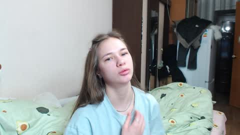 Snapshot of leila_bambi_ chatting on December 31, 4:38 am leila_bambi_ online show from December 31, 4:38 am