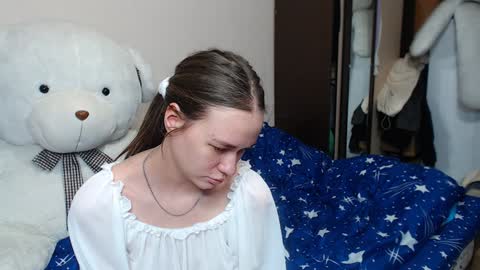 Snapshot of leila_bambi_ chatting on January 28, 7:43 am leila_bambi_ online show from January 28, 7:43 am