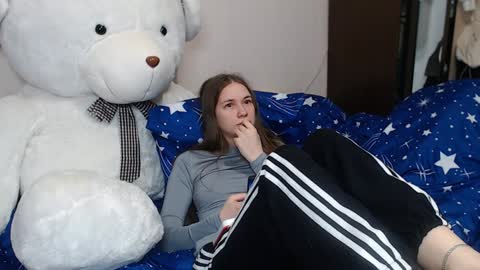 Snapshot of leila_bambi_ chatting on January 29, 10:27 am leila_bambi_ online show from January 29, 10:27 am