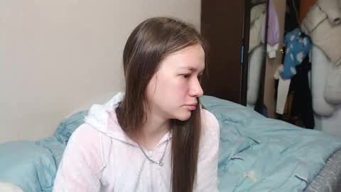 Snapshot of leila_bambi_ chatting on February 12, 4:33 pm leila_bambi_ online show from February 12, 4:33 pm