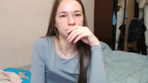 Snapshot of leila_bambi_ chatting on February 17, 3:58 am leila_bambi_ online show from February 17, 3:58 am