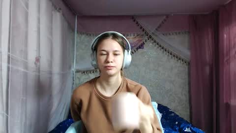 Snapshot of leila_bambi_ chatting on November 14, 11:53 am leila_bambi_ online show from November 14, 11:53 am