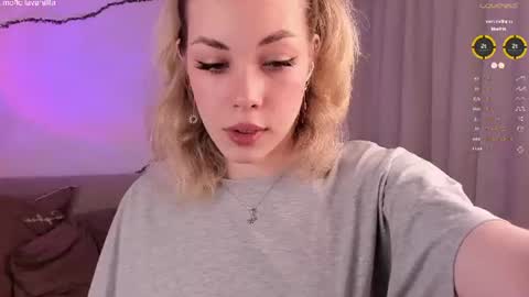 Snapshot of leilalafleur_ chatting on June 12, 4:33 am leilalafleur_ online show from June 12, 4:33 am