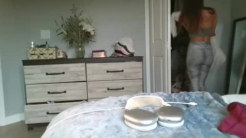 Lela Skyee online show from December 28, 6:50 pm