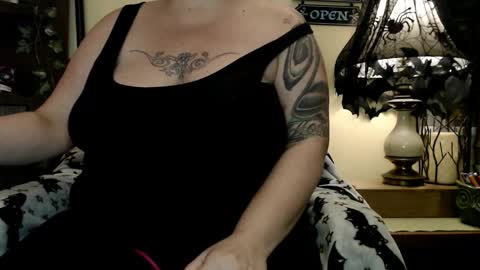 Snapshot of leluluvsyou chatting on March 5, 7:27 am Lelu Fallas online show from March 5, 7:27 am