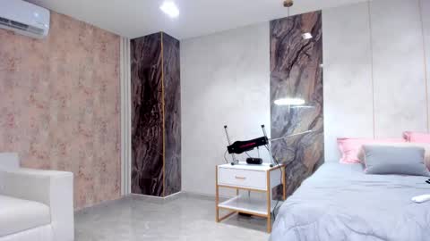 Snapshot of lenathompson chatting on February 11, 3:50 am Lenathompson online show from February 11, 3:50 am