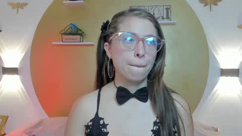 Snapshot of lenna_phillips chatting on June 18, 11:25 am Lenna online show from June 18, 11:25 am