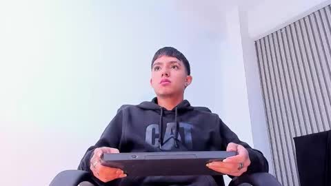 leohard_ online show from January 14, 11:38 am