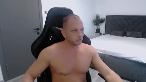 Snapshot of leoknightx chatting on October 19, 11:11 am Leo online show from October 19, 11:11 am