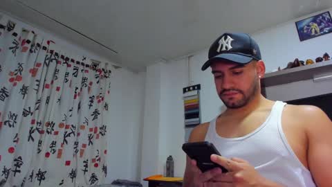 Snapshot of leon__hart chatting on December 16, 11:39 pm Leon Hart online show from December 16, 11:39 pm