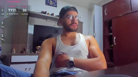 Snapshot of leon__hart chatting on December 20, 1:14 am Leon Hart online show from December 20, 1:14 am