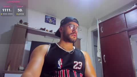 Snapshot of leon__hart chatting on December 21, 3:47 am Leon Hart online show from December 21, 3:47 am