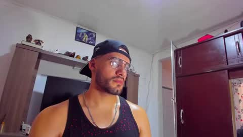 Snapshot of leon__hart chatting on December 24, 9:00 pm Leon Hart online show from December 24, 9:00 pm