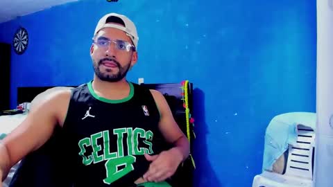 Snapshot of leon__hart chatting on December 28, 6:40 pm Leon Hart online show from December 28, 6:40 pm