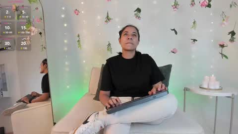 Snapshot of leon_glam chatting on February 16, 2:53 am Leon online show from February 16, 2:53 am