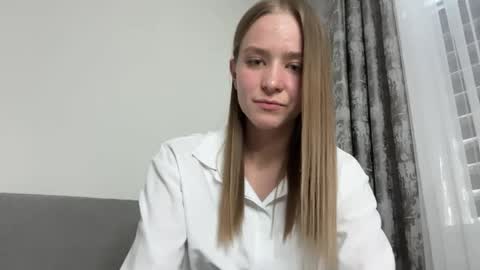 Snapshot of leona_grand chatting on June 1, 12:29 pm Emma online show from June 1, 12:29 pm