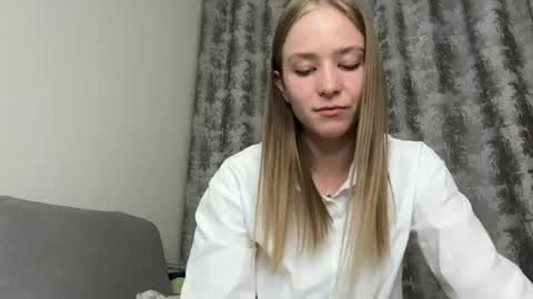 Snapshot of leona_grand chatting on June 11, 2:26 pm Emma online show from June 11, 2:26 pm