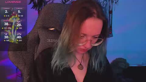 Snapshot of leona_nick chatting on December 9, 8:33 pm leona online show from December 9, 8:33 pm