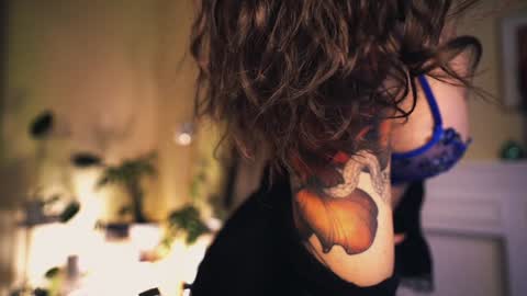 Leo online show from December 9, 9:58 pm