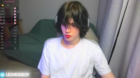 leonkissboy online show from April 6, 8:43 pm