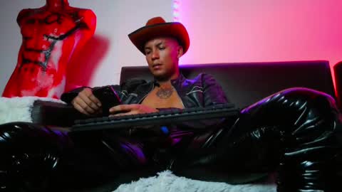 Lenardo jaramillo online show from December 7, 12:02 pm