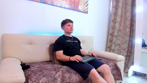 Leo  online show from October 7, 8:50 pm