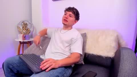 Leo  online show from November 30, 4:27 am