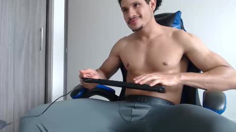 leostorm25 online show from April 22, 8:43 pm