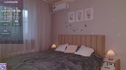 Nicole Moore online show from February 12, 1:37 pm