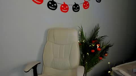 Lesley online show from October 9, 4:10 am