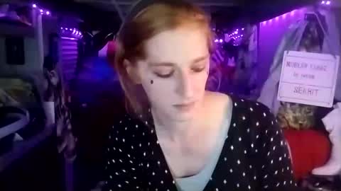 Snapshot of lesleygumgrass chatting on February 18, 1:21 am LesleyGumGrass- The Boring Trans girl online show from February 18, 1:21 am