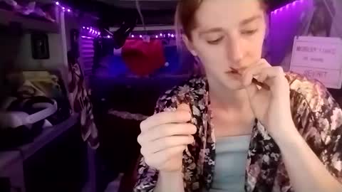 Snapshot of lesleygumgrass chatting on February 18, 7:32 am LesleyGumGrass- The Boring Trans girl online show from February 18, 7:32 am