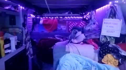 Snapshot of lesleygumgrass chatting on February 23, 12:19 am LesleyGumGrass- The Boring Trans girl online show from February 23, 12:19 am