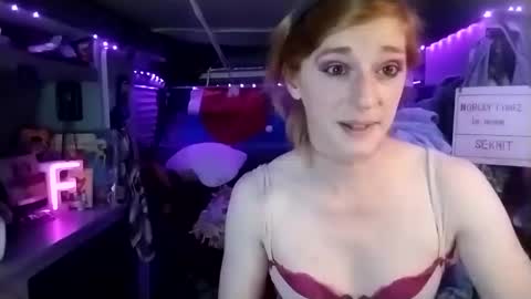 Snapshot of lesleygumgrass chatting on February 26, 7:53 am LesleyGumGrass- The Boring Trans girl online show from February 26, 7:53 am