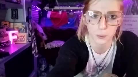 Snapshot of lesleygumgrass chatting on February 27, 12:43 am LesleyGumGrass- The Boring Trans girl online show from February 27, 12:43 am