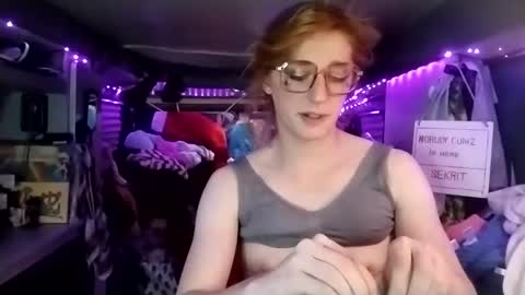 Snapshot of lesleygumgrass chatting on March 1, 11:58 pm LesleyGumGrass- The Boring Trans girl online show from March 1, 11:58 pm