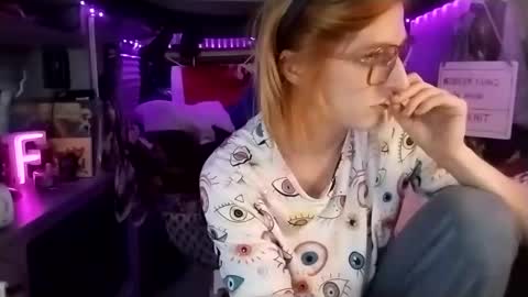 Snapshot of lesleygumgrass chatting on March 5, 8:32 pm LesleyGumGrass- The Boring Trans girl online show from March 5, 8:32 pm