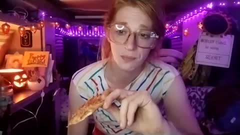 Snapshot of lesleygumgrass chatting on September 9, 6:24 am LesleyGumGrass- The Boring Trans girl online show from September 9, 6:24 am