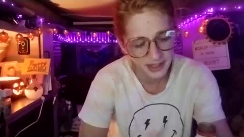 Snapshot of lesleygumgrass chatting on September 14, 2:54 am LesleyGumGrass- The Boring Trans girl online show from September 14, 2:54 am