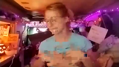 Snapshot of lesleygumgrass chatting on October 17, 4:53 pm LesleyGumGrass- The Boring Trans girl online show from October 17, 4:53 pm