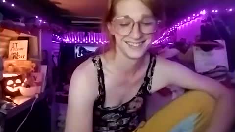 Snapshot of lesleygumgrass chatting on October 20, 10:10 pm LesleyGumGrass- The Boring Trans girl online show from October 20, 10:10 pm