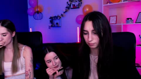 leslie_bird online show from April 1, 1:41 pm