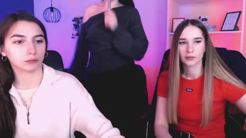 leslie_bird online show from April 15, 8:54 am