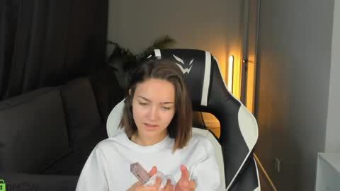 Leslie online show from May 31, 1:03 am