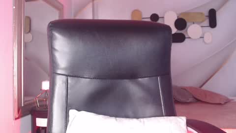 Snapshot of lessboobs_gh chatting on December 24, 4:19 pm Less  online show from December 24, 4:19 pm