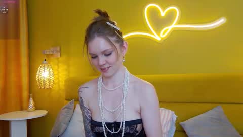 Snapshot of lessysweety chatting on November 18, 2:17 am Lessy online show from November 18, 2:17 am