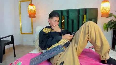 Snapshot of levy_steve chatting on October 25, 4:20 am LevySteven online show from October 25, 4:20 am