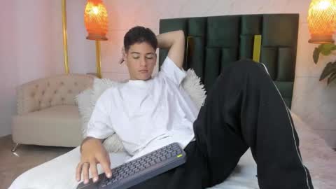 Snapshot of levy_steve chatting on November 14, 5:17 am LevySteven online show from November 14, 5:17 am